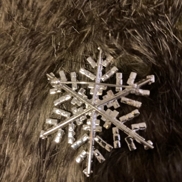 Silver Snowflake Pin generous size - Picture 2 of 2